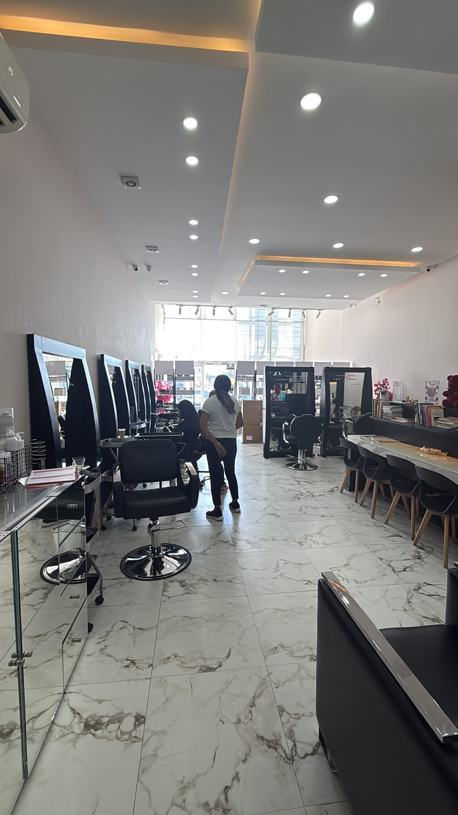 Interior del salón Fabelli, estaciones de trabajo