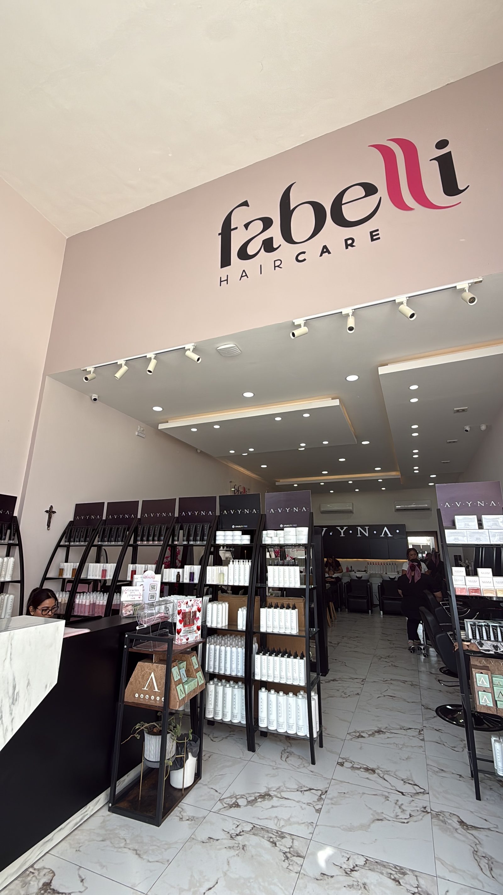 Interior de Fabelli con logo en la pared